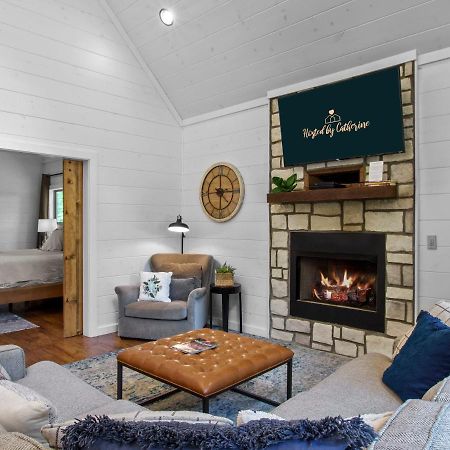 Stunning Luxury Cabin W Hot Tub And Fire Pit Holy Shiplap Is Perfect Romantic Couples Getaway Брокен-Боу Екстер'єр фото
