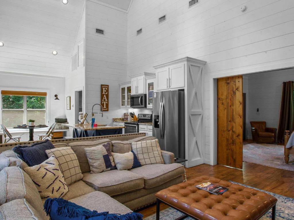 Stunning Luxury Cabin W Hot Tub And Fire Pit Holy Shiplap Is Perfect Romantic Couples Getaway Брокен-Боу Екстер'єр фото